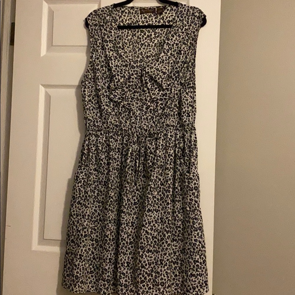 White, Black & Gray Leopard Print Dress w Pockets